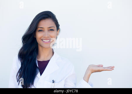 Closeup portrait of friendly, smiling confident female doctor copie de publicité, l'espace professionnel de santé isolé sur fond blanc. Huma Positive Banque D'Images