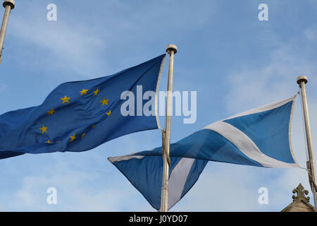 Un sautoir écossais et le drapeau de l'Union européenne le Parlement écossais à l'extérieur de l'avion Banque D'Images