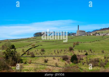 À travers la vallée en direction de l'usine de la vieille ville d'Dodnaze, Hebden Bridge, West Yorkshire Banque D'Images