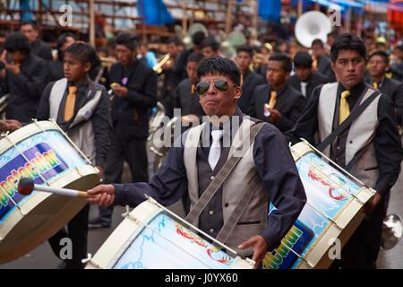 Bande d'un groupe de danse Caporales défilant à travers la ville minière d'Oruro sur l'Altiplano de Bolivie, au cours de l'assemblée annuelle du carnaval d'Oruro. Banque D'Images