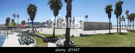 Los Angeles, USA - 2 juin 2011 : Panorama de la promenade de Venice Beach avec des personnes jouant au basket-ball à Los Angeles, Californie. Banque D'Images