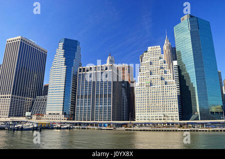 Vue sur la partie basse de Manhattan à jour ensoleillé. Banque D'Images