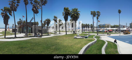 Los Angeles, USA - 2 juin 2011 : Panorama de la promenade de la plage de Venise avec les gens déambuler et riding bicycle in Los Angeles, Californie. Banque D'Images