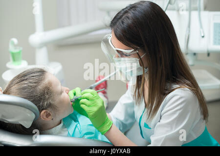 Dentiste traiter les dents de l'enfant Banque D'Images