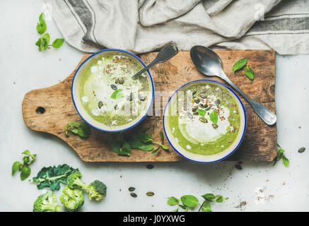 Soupe crème de brocoli detox de printemps à la menthe et crème de coco Banque D'Images