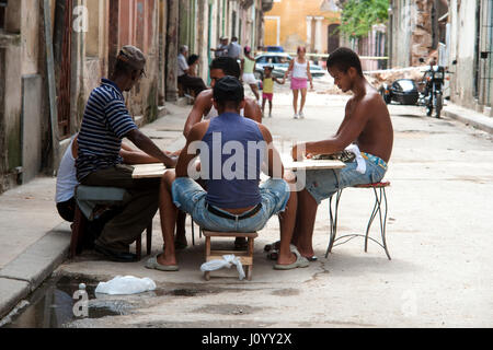 L'homme jouant un jeu cubain à La Havane, Cuba Banque D'Images