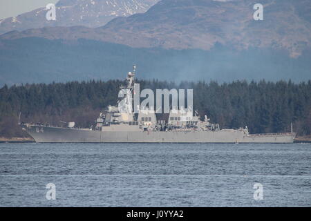 USS Carney (DDG-64), un destroyer de classe Arleigh Burke de la marine des États-Unis, titre passé Greenock pour le début de l'exercice Joint Warrior 17-1. Banque D'Images