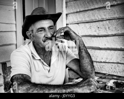 Homme avec un chapeau de cowboy fumeurs un self-made-cigare, Viñales, Cuba Banque D'Images