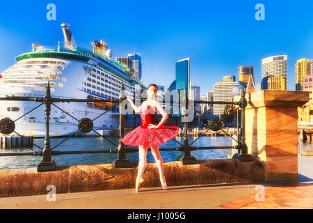 Ballerine en tutu concert rouge chaussures point vinaigrette debout sur des points situés au bord du port de Sydney Banque D'Images