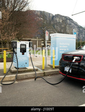 Location de vélos à la station de charge de voiture de Squamish. Squamish BC, Canada. Banque D'Images