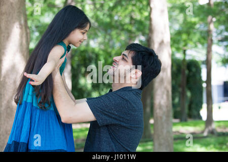 Closeup portrait, seul le papa et l'enfant s'amuser à l'extérieur dans le parc, à l'extérieur isolé arrière-plan. Banque D'Images