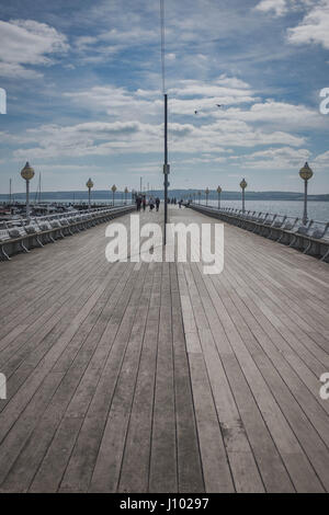 La princesse de Torquay Pier sur une belle journée de printemps, avril 2017. La jetée a été construite en 1890 et est maintenant un endroit populaire pour arrêter et le regard sur la mer Banque D'Images