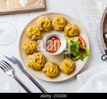 Boulette traditionnelle népalaise elayat servi avec chatni de tomate et de salade fraîche. Banque D'Images