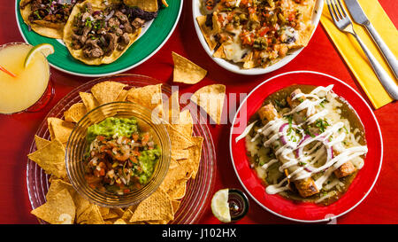 Cuisine mexicaine mixte : Guacamole nachos, fajitas, tacos, la viande. Vue d'en haut. La cuisine tex-mex. Un assortiment de hors-d'œuvre. Cuisine du Mexique Banque D'Images