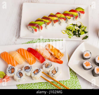 La nourriture japonaise sushi et maki, vue d'en haut. Banque D'Images