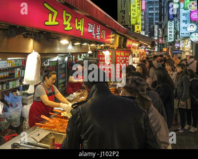 Vue panoramique de la rue animée de Gangnam Seoul Corée du Sud Banque D'Images