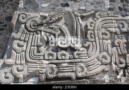 Avec la sculpture bas-relief d'un Quetzalcoatl, civilisation Maya pré-Colombienne, Temple de la Serpent à Plumes à Xochicalco, au Mexique. UNESCO World herita Banque D'Images