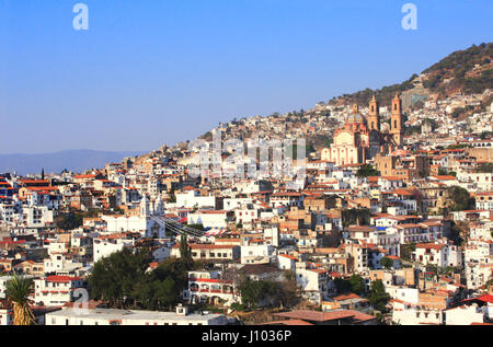 Vue sur Taxco de Alarcon ville et Église paroissiale de Santa Prisca, Etat de Guerrero, Mexique Banque D'Images