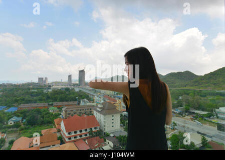 Asian girl in front of mountain à Sriracha, Chonburi, Thaïlande Banque D'Images