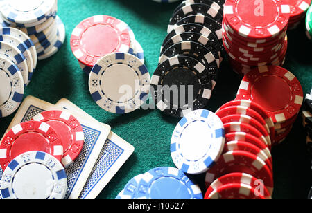 Des jetons de poker sur la table Banque D'Images