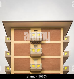 Conception particulière d'un immeuble en copropriété avec le fond de ciel Banque D'Images