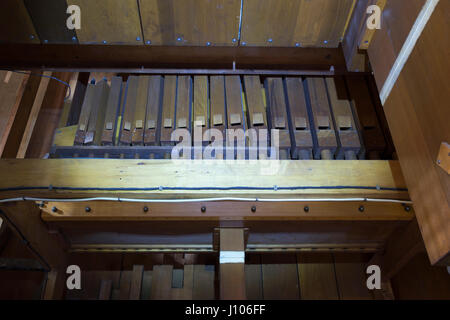 Fonctionnement de l'intérieur du tuyau d'orgue en bois dans la vieille église. Banque D'Images