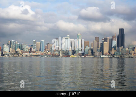 SEATTLE, Washington, USA - JAN 25th, 2017 : une vue sur le centre-ville de Seattle, dans les eaux du Puget Sound. Piers, gratte-ciel, Space Needle et grande roue de Seattle City avant le coucher du soleil Banque D'Images