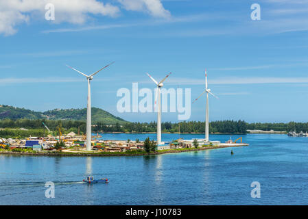Victoria, île de Mahé, Seychelles - 17 décembre 2015 : Les éoliennes produisant de l'électricité propre dans le port de Victoria, île de Mahé, Seychelles. Banque D'Images