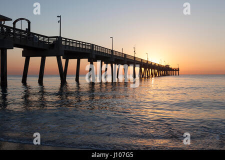 Dania Beach pier pêche au lever du soleil. Hollywood Beach, Florida, United States Banque D'Images