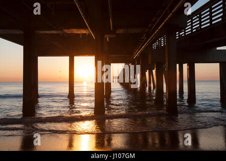 Dania Beach pier pêche au lever du soleil. Hollywood Beach, Florida, United States Banque D'Images