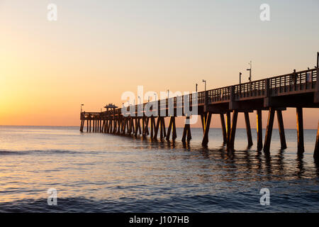 Dania Beach pier pêche au lever du soleil. Hollywood Beach, Florida, United States Banque D'Images