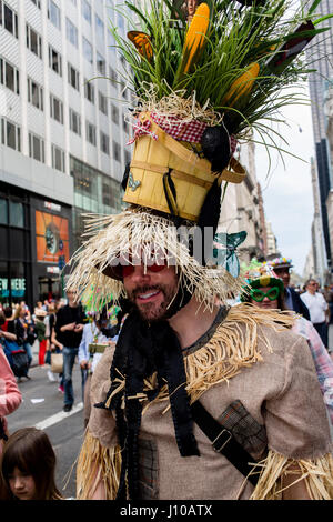 New York, USA. Apr 16, 2017. Un homme vêtu comme l'épouvantail dans Le Magicien d'Oz au New York's Easter Parade annuelle de capot et le Festival de la Cinquième Avenue. Credit : Ed Lefkowicz/Alamy Live News Banque D'Images