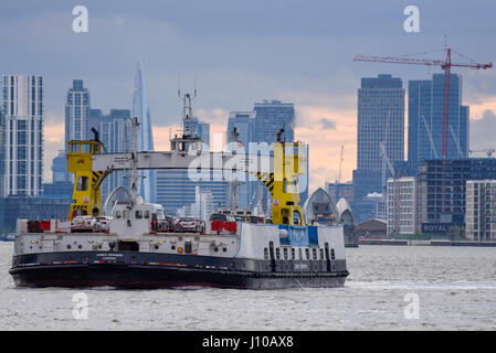 Londres, Royaume-Uni. Apr 16, 2017. La Woolwich ferry traverse la Tamise en face de la gratte-ciel lointain de Canary Wharf. Les gratte-ciel sont le siège de nombreuses institutions financières. À la suite de la décision du Royaume-Uni de quitter l'Union européenne, un grand nombre de ces établissements ne sont que de rester dans le Royaume-uni ou déménager dans une nouvelle base européenne. Crédit : Stephen Chung/Alamy Live News Banque D'Images