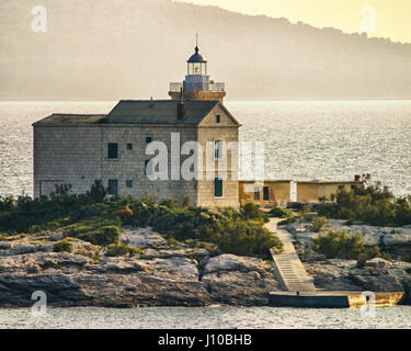 Peljeski kanal, Croatie. 9 octobre, 2004. Les 26 m (85 pi) de haut Tajer phare sur l'îlot de Sestrica Vela, dans la partie sud de l'Peljeski kanal channel près de Korcula, Croatie, en fin d'après-midi la lumière. La Croatie est devenue une destination touristique internationale. Credit : Arnold Drapkin/ZUMA/Alamy Fil Live News Banque D'Images