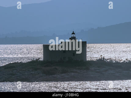 Peljeski kanal, Croatie. 9 octobre, 2004. Les 26 m (85 pi) de haut Tajer phare sur l'îlot de Sestrica Vela, dans la partie sud de l'Peljeski kanal channel près de Korcula, Croatie, se profile au crépuscule. La Croatie est devenue une destination touristique internationale. Credit : Arnold Drapkin/ZUMA/Alamy Fil Live News Banque D'Images