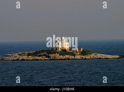 Peljeski kanal, Croatie. 9 octobre, 2004. Les 26 m (85 pi) de haut Tajer phare sur l'îlot de Sestrica Vela, dans la partie sud de l'Peljeski kanal channel près de Korcula, Croatie, en fin d'après-midi la lumière. La Croatie est devenue une destination touristique internationale. Credit : Arnold Drapkin/ZUMA/Alamy Fil Live News Banque D'Images