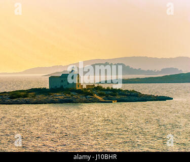 Peljeski kanal, Croatie. 9 octobre, 2004. Les 26 m (85 pi) de haut Tajer phare sur l'îlot de Sestrica Vela, dans la partie sud de l'Peljeski kanal channel près de Korcula, Croatie, en fin d'après-midi la lumière. La Croatie est devenue une destination touristique internationale. Credit : Arnold Drapkin/ZUMA/Alamy Fil Live News Banque D'Images