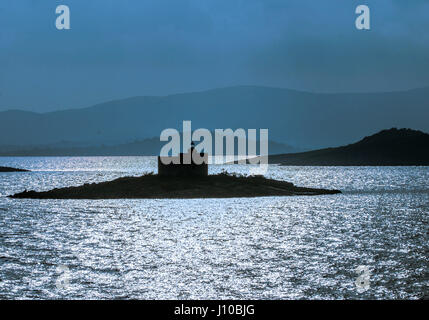 Peljeski kanal, Croatie. 9 octobre, 2004. Les 26 m (85 pi) de haut Tajer phare sur l'îlot de Sestrica Vela, dans la partie sud de l'Peljeski kanal channel près de Korcula, Croatie, se profile au crépuscule. La Croatie est devenue une destination touristique internationale. Credit : Arnold Drapkin/ZUMA/Alamy Fil Live News Banque D'Images