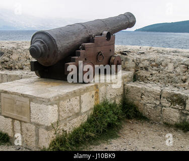 Korcula, Croatie. 9 octobre, 2004. Un ancien village médiéval fortifié cannon dans la vieille ville de Korcula, Croatie, donnent sur l'Peljeski Kanal, où plusieurs batailles historiques ont eu lieu, vers le continent. Korcula est devenue une destination touristique internationale. Credit : Arnold Drapkin/ZUMA/Alamy Fil Live News Banque D'Images