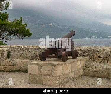 Korcula, Croatie. 9 octobre, 2004. Un ancien village médiéval fortifié cannon dans la vieille ville de Korcula, Croatie, donnent sur l'Peljeski Kanal, où plusieurs batailles historiques ont eu lieu, vers le continent. Korcula est devenue une destination touristique internationale. Credit : Arnold Drapkin/ZUMA/Alamy Fil Live News Banque D'Images