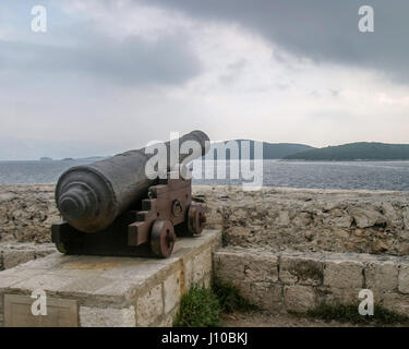 Korcula, Croatie. 9 octobre, 2004. Un ancien village médiéval fortifié cannon dans la vieille ville de Korcula, Croatie, donnent sur l'Peljeski Kanal, où plusieurs batailles historiques ont eu lieu, vers le continent. Korcula est devenue une destination touristique internationale. Credit : Arnold Drapkin/ZUMA/Alamy Fil Live News Banque D'Images