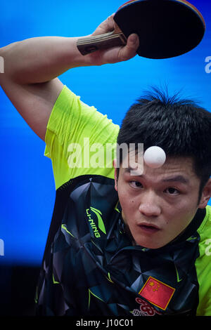 Wuxi, Wuxi, Chine. Apr 16, 2017. Wuxi, Chine-Avril 16 2017 : (usage éditorial uniquement. Chine OUT) joueur de tennis de table chinois Fan Zhendong bat Jeong Sangeun asiatique au 23e Tennis de Table Championnats d'Asie de l'est de Wuxi, Province de Jiangsu, avril 16th, 2017. Crédit : SIPA Asie/ZUMA/Alamy Fil Live News Banque D'Images