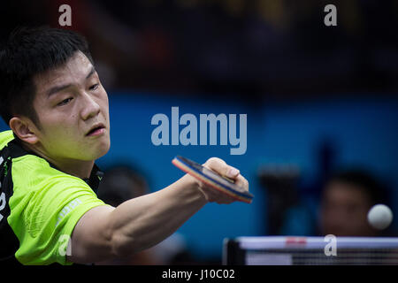 Wuxi, Wuxi, Chine. Apr 16, 2017. Wuxi, Chine-Avril 16 2017 : (usage éditorial uniquement. Chine OUT) joueur de tennis de table chinois Fan Zhendong bat Jeong Sangeun asiatique au 23e Tennis de Table Championnats d'Asie de l'est de Wuxi, Province de Jiangsu, avril 16th, 2017. Crédit : SIPA Asie/ZUMA/Alamy Fil Live News Banque D'Images