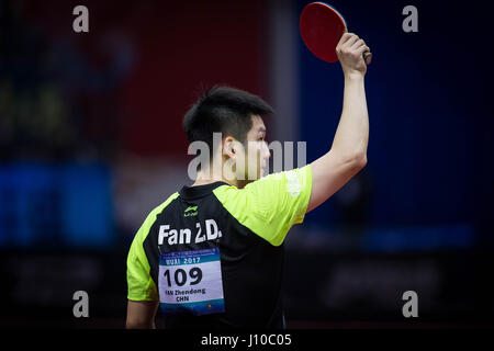 Wuxi, Wuxi, Chine. Apr 16, 2017. Wuxi, Chine-Avril 16 2017 : (usage éditorial uniquement. Chine OUT) joueur de tennis de table chinois Fan Zhendong bat Jeong Sangeun asiatique au 23e Tennis de Table Championnats d'Asie de l'est de Wuxi, Province de Jiangsu, avril 16th, 2017. Crédit : SIPA Asie/ZUMA/Alamy Fil Live News Banque D'Images