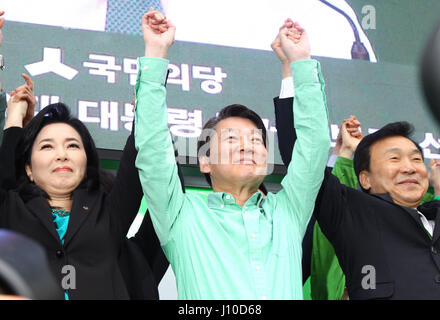 Séoul, Corée du Sud. 17 avril, 2017. Ahn Cheol-soo (C), candidat à la présidence du Parti Populaire, assiste à une campagne à Séoul, Corée du Sud, le 17 avril 2017. La campagne officielle des candidats a débuté le lundi pour la prochaine élection présidentielle de la Corée du Sud qui est prévue le 9 mai 2017. Cet établissement de crédit : Yao/Xinhua/Alamy Live News Banque D'Images