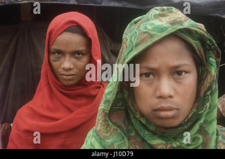 14 avril 2017 - Cox's Bazar, Bangladesh - Somina (23), une femme rohingya pose pour une photo à Balukhali camp de réfugiés, Cox's Bazar. Credit : Md. Mehedi Hasan/ZUMA/Alamy Fil Live News Banque D'Images