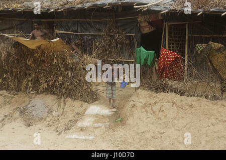 14 avril 2017 - Cox's Bazar, Bangladesh - les Rohingyas un enfant se lave le visage à Balukhali camp de réfugiés, Cox's Bazar. Credit : Md. Mehedi Hasan/ZUMA/Alamy Fil Live News Banque D'Images