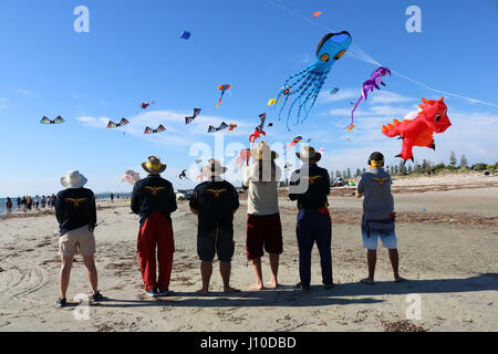 Adelaide Australie . 17 avril 2017. Cerfs-volistes exploiter un affichage de créatures marines et de cerfs-volants en forme d'animaux remplissant le ciel à l'Adelaide International Kite Festival à plage de sémaphore à Adélaïde : Crédit amer ghazzal/Alamy Live News Banque D'Images