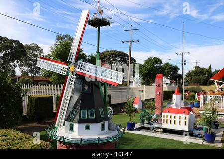 Adélaïde, Australie. Apr 17, 2017. Moulins à vent traditionnel néerlandais réplique décorer le jardin de devant d'une maison de banlieue à Adelaide Australie Crédit : amer ghazzal/Alamy Live News Banque D'Images