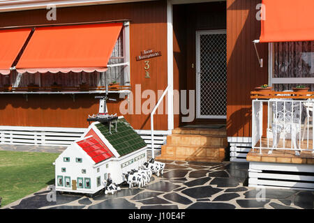 Adélaïde, Australie. Apr 17, 2017. Moulins à vent traditionnel néerlandais réplique décorer le jardin de devant d'une maison de banlieue à Adelaide Australie Crédit : amer ghazzal/Alamy Live News Banque D'Images